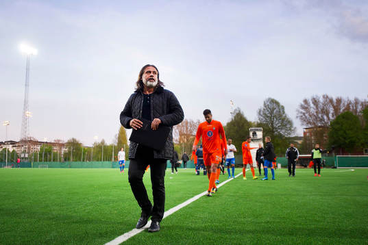 Athletics tränare Özcan Melkemichel  fotbollsmatchen i