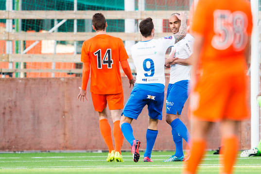 Värnamos Behar Ferizi (th) gör 0-1 på straff och