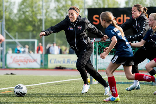 Therese Sjögran och Lina Nilsson spelar fotboll när de
