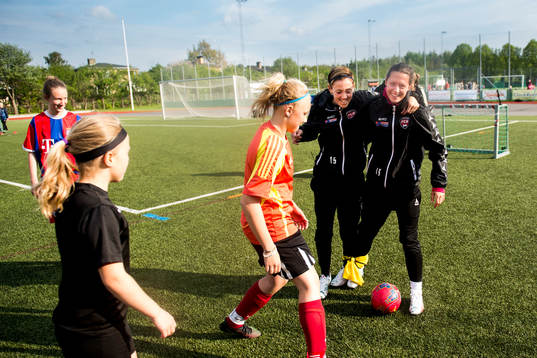 Therese Sjögran och Lina Nilsson spelar fotboll när