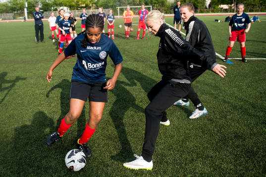 En tjej dribblar förbi Amanda Ilestedt och Emma Berglund