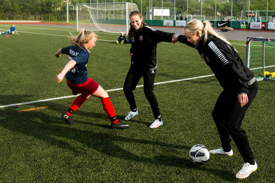 Emma Berglund och Amanda Ilestedt spelar fotboll när