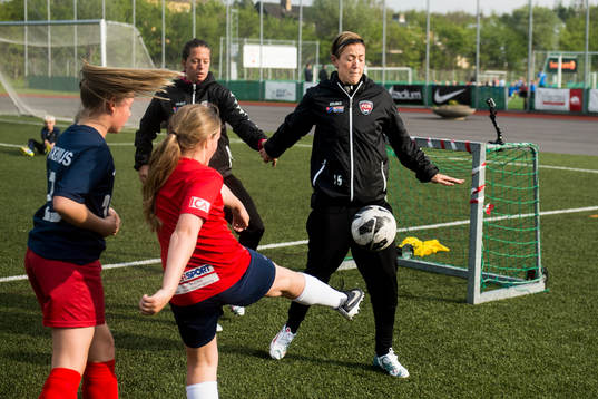 Lina Nilsson och Therese Sjögran spelar fotboll när