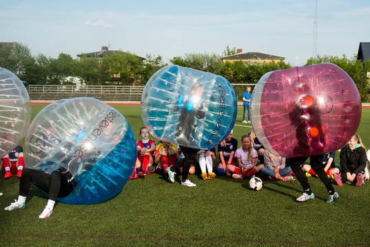 Det spelas Bubble football när spelare från FC Rosengård