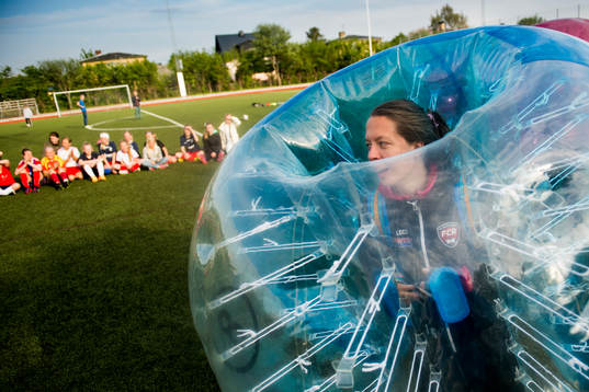 Lina Nilsson spelar Bubble football när spelare från FC