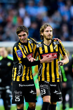 1 Häckens Egzon Binaku och Simon Sandberg jublar