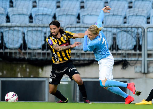 1 Malmö FFs Simon Kroon och Häckens Leonard Zuta