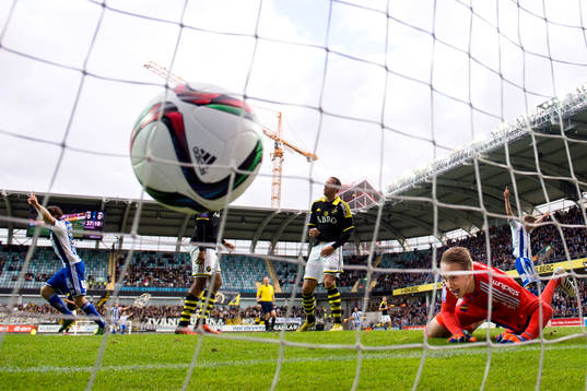 IFK Göteborgs Lasse Vibe nickar in bollen till 1-0 bakom