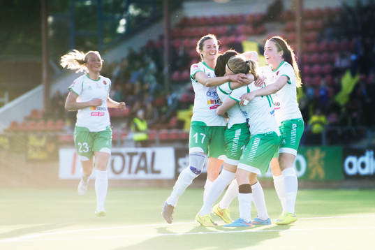 Hammarbys spelare jublar