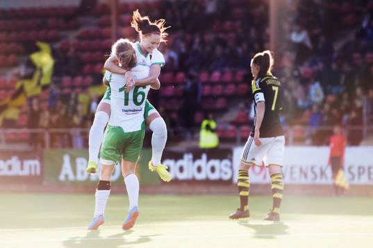 Hammarbys Emma Jansson gör 1-1 och jublar med Katrin