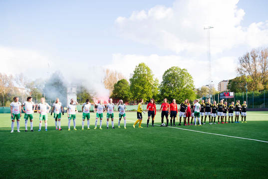 Hammarbys och AIKs spelare står uppställda medans