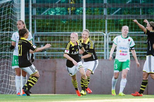 AIKs Sara Storck gör 1-0 och jublar