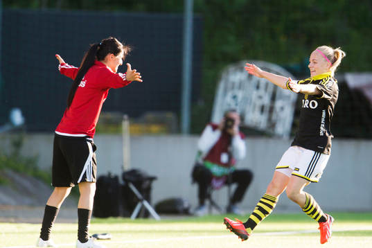 AIKs Sara Storck gör 1-0 och jublar