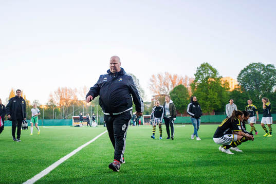 AIKs tränare Mattias Eriksson går av planen
