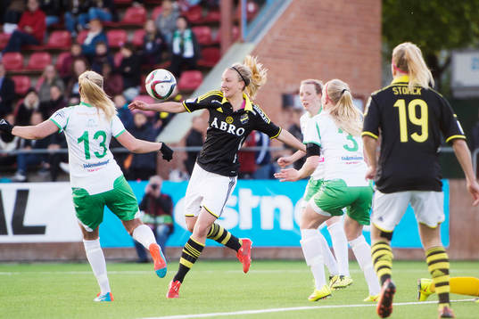 AIKs Emma Lundh i straffområdet