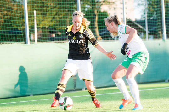 AIKs Emma Lundh och Hammarbys Petronella Ekroth