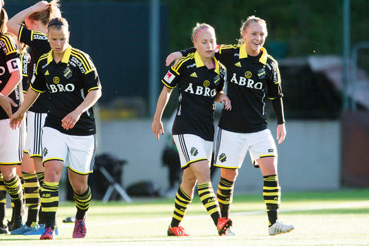 AIKs Sara Storck (tv) gör 1-0 och jublar med Sarah