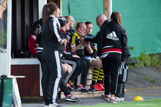 AIKs Sara Storck tas om hand om