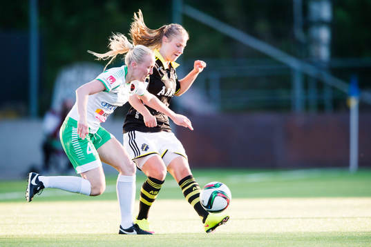 AIKs Juliette Kemppi  och Hammarbys Linnéa Eriksson