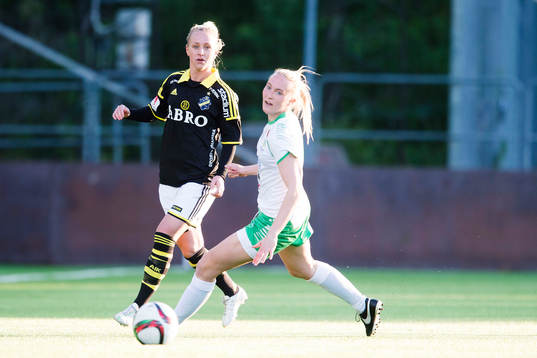 AIKs Sarah Fredriksson och Hammarbys Linnéa Eriksson
