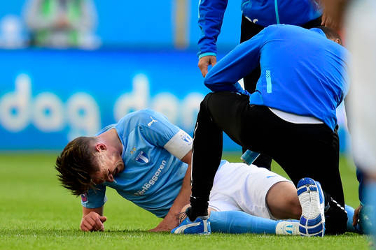 1 Malmö FFs Markus Rosenberg ligger och har ont
