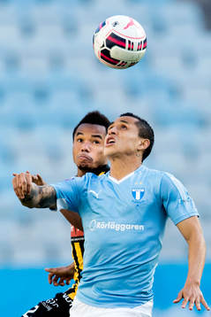 Malmö FFs Victor Yoshimar Yotun Flores jagas av Häckens
