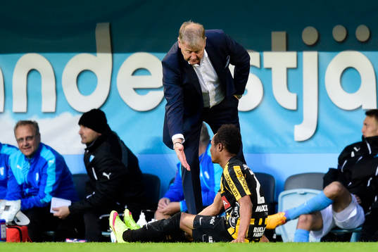 1 Häckens Nasiru Mohammed får hjälp upp av Malmö FFs