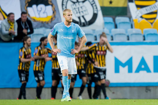 Häckens spelare firar 0-3 medan Malmö FFs Filip Helander