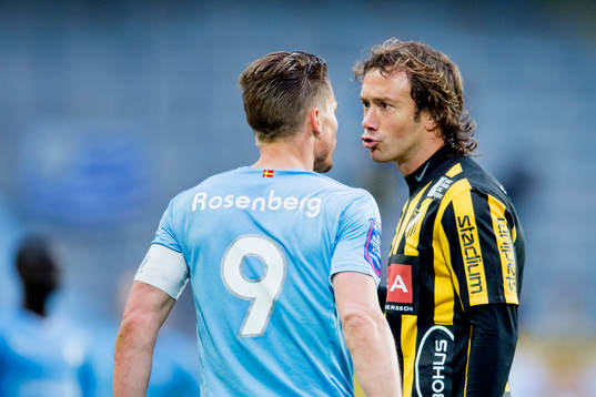 Malmö FFs Markus Rosenberg i diskussion med Häckens Diego