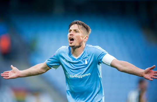 Malmö FFs Markus Rosenberg slår ut med armarna
