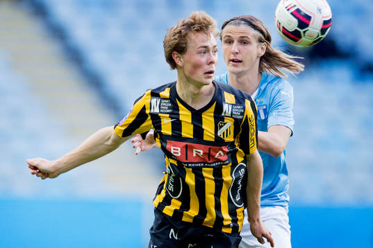 Häckens Joel Andersson jagas av Malmö FFs Pawel Cibicki