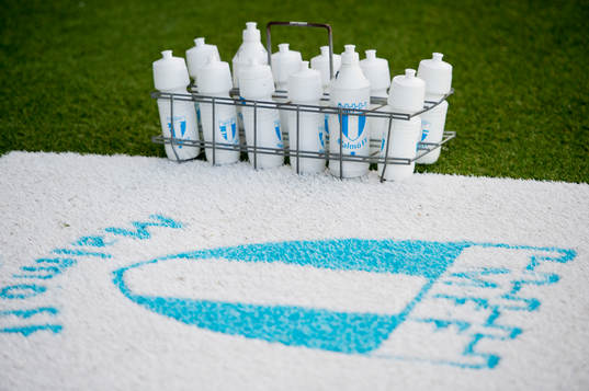 Vattenflaskor och Malmö FFs emblem