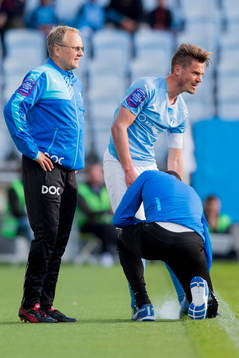 Malmö FFs Markus Rosenberg får vård av läkare Pär
