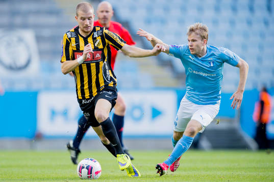 Malmö FFs Oscar Lewicki jagar Häckens Simon Gustafson