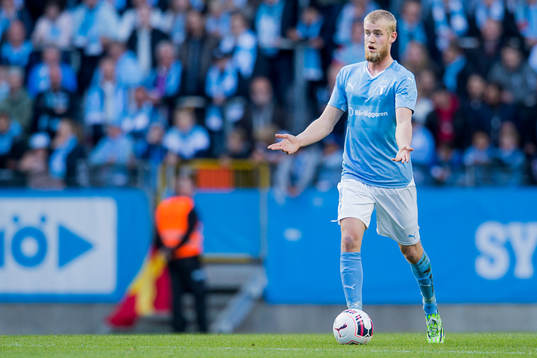 Malmö FFs Filip Helander letar spelmöjligheter