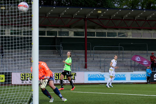 Rosengårds Therese Sjögran chippar in 5-0 bakom