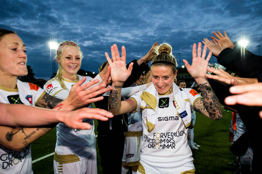 Rosengårds spelare med Therese Sjögran och Amanda