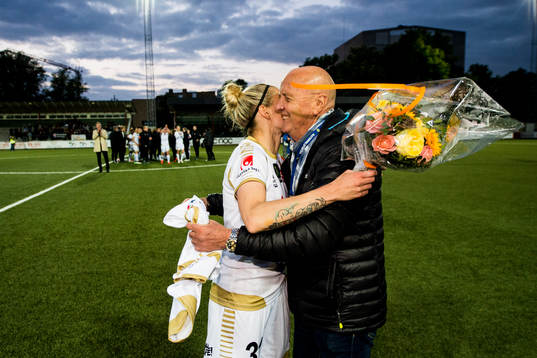 Rosengårds Anja Mittag avtackas av sportchef Erling Nilsson