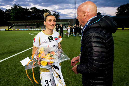 Rosengårds Anja Mittag avtackas av sportchef Erling Nilsson
