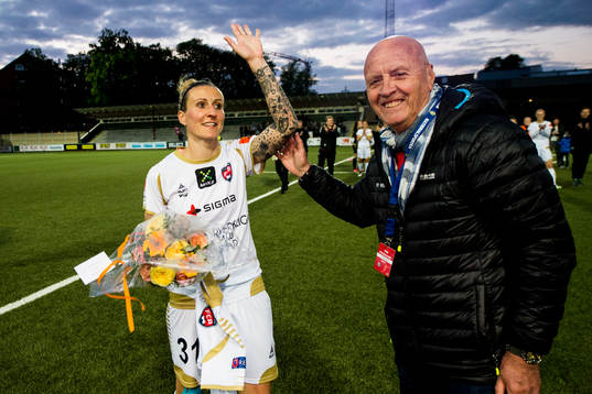 Rosengårds Anja Mittag avtackas av sportchef Erling Nilsson