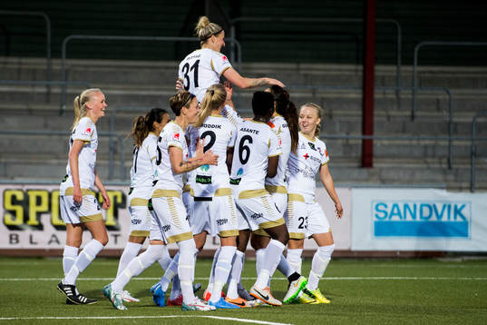 Rosengårds Anja Mittag (m) jublar med sina lagkamrater