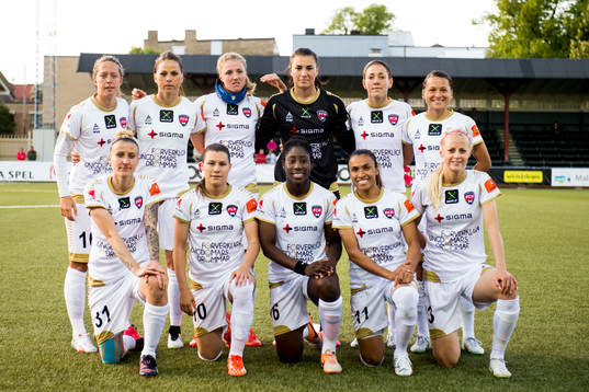 Rosengårds spelare ställer upp för en lagbild, övre