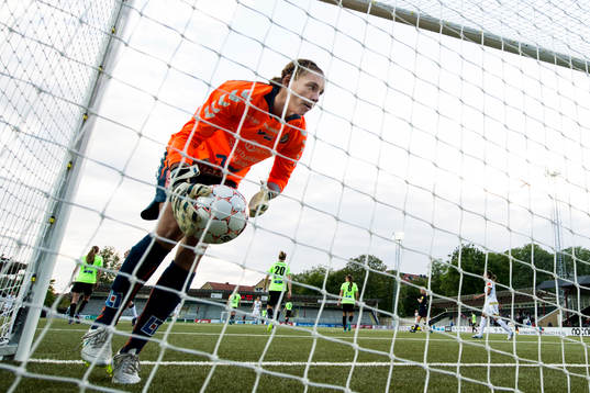 Kristianstads målvakt Brett Maron deppar när hon plockar