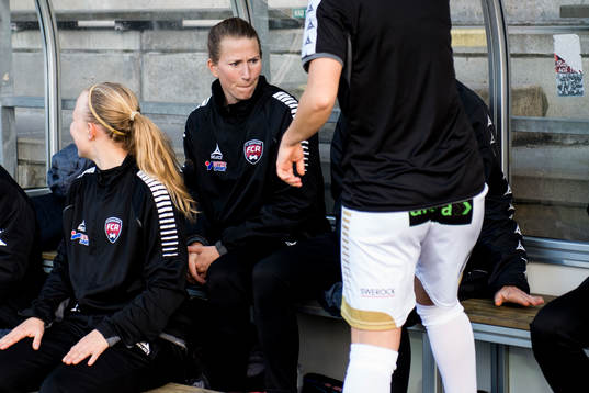 Rosengårds Emma Berglund på bänken