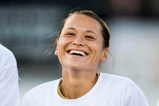Rosengårds Alexandra Riley skrattar