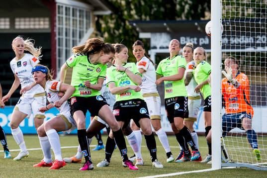 Kristianstads Amanda Edgren nickar in självmål 1-0