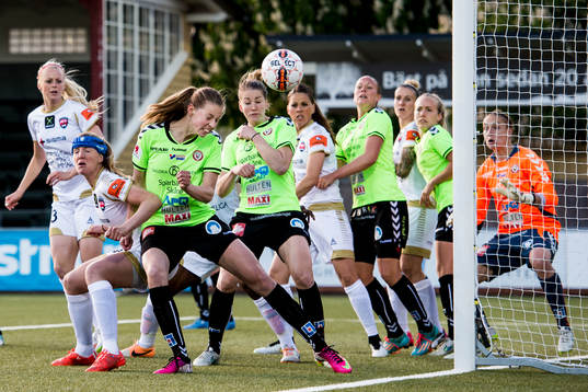 Kristianstads Amanda Edgren nickar in självmål 1-0