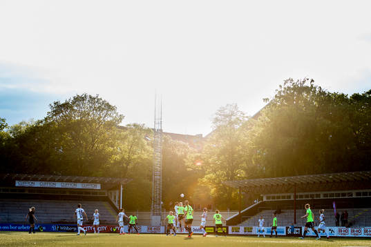 Spel på Malmö IP i kvällssol