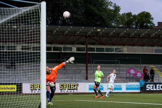 Rosengårds Therese Sjögran skjuter in 5-0 bakom