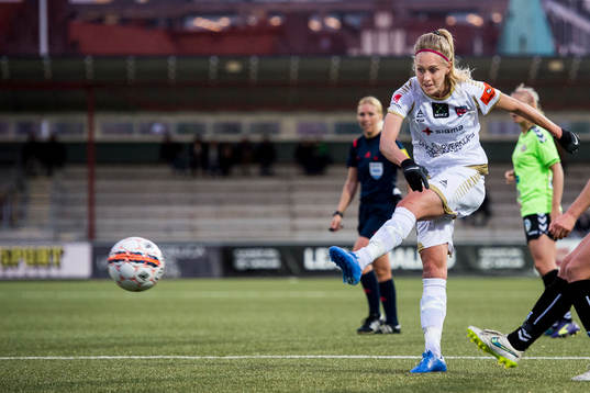 Rosengårds Line Röddik Hansen testar skott